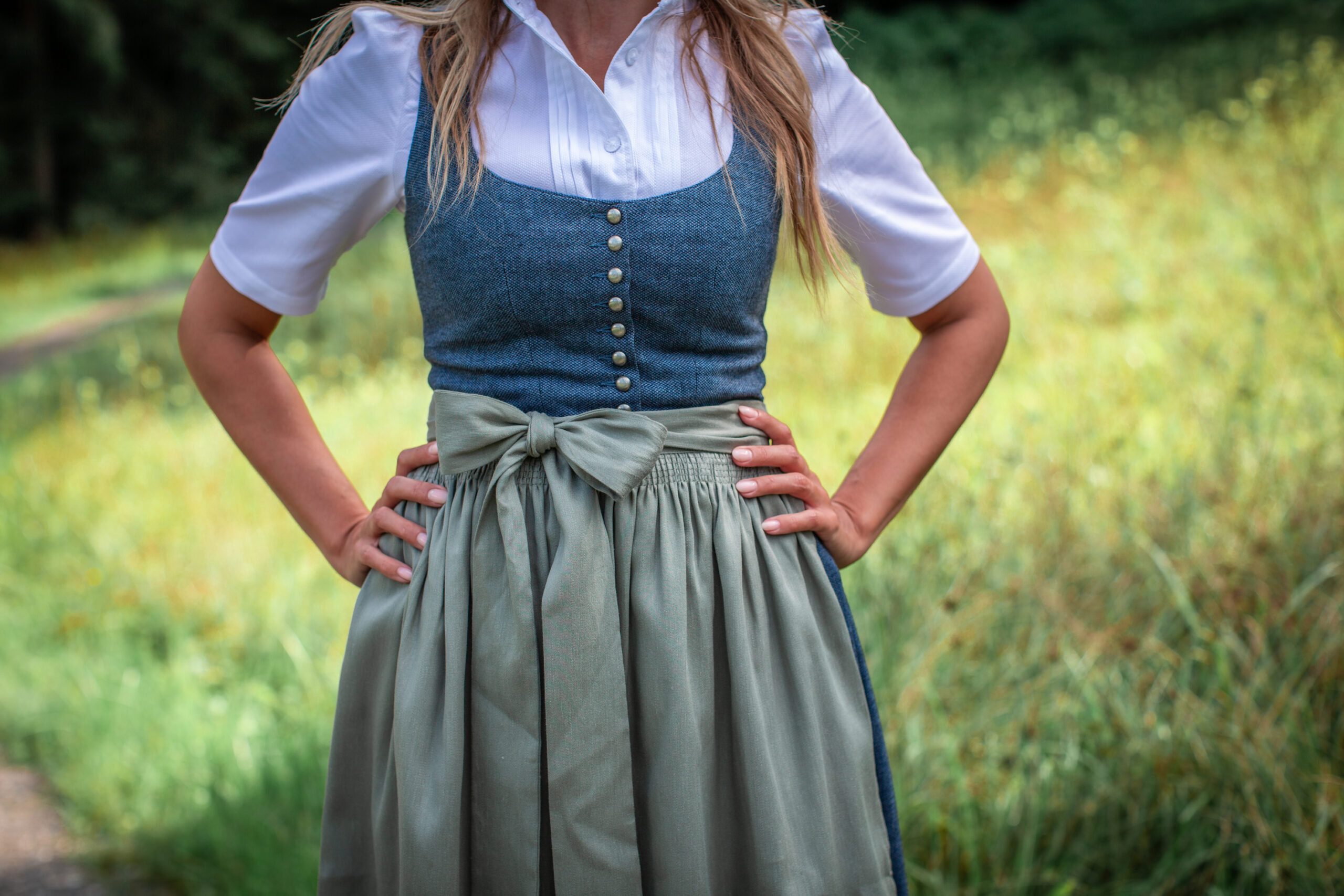 HundSansSchoBaumwolldirndlBlau Dirndlschürze Rosmarin