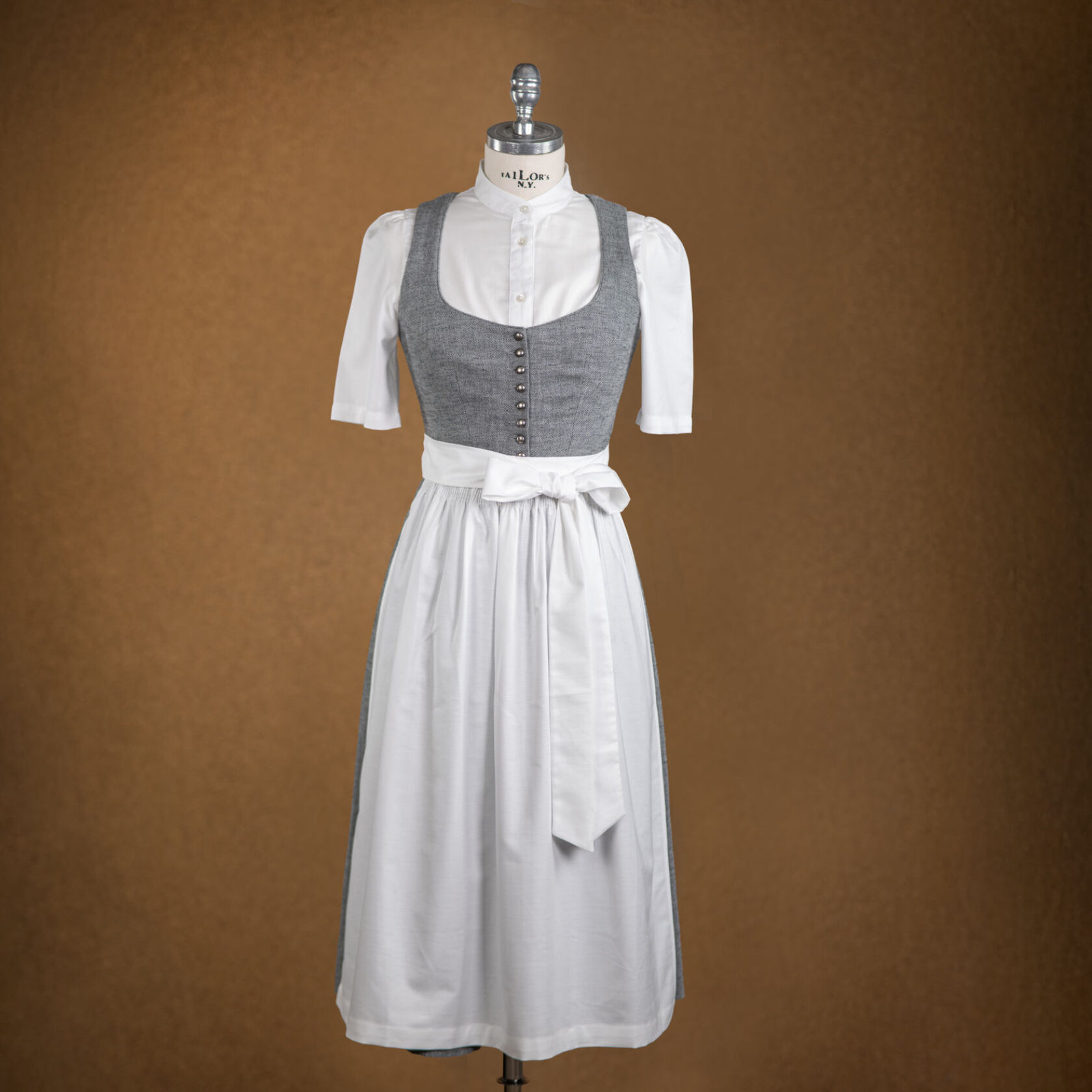 Dirndlschuerze Dirndlbluse weiss1