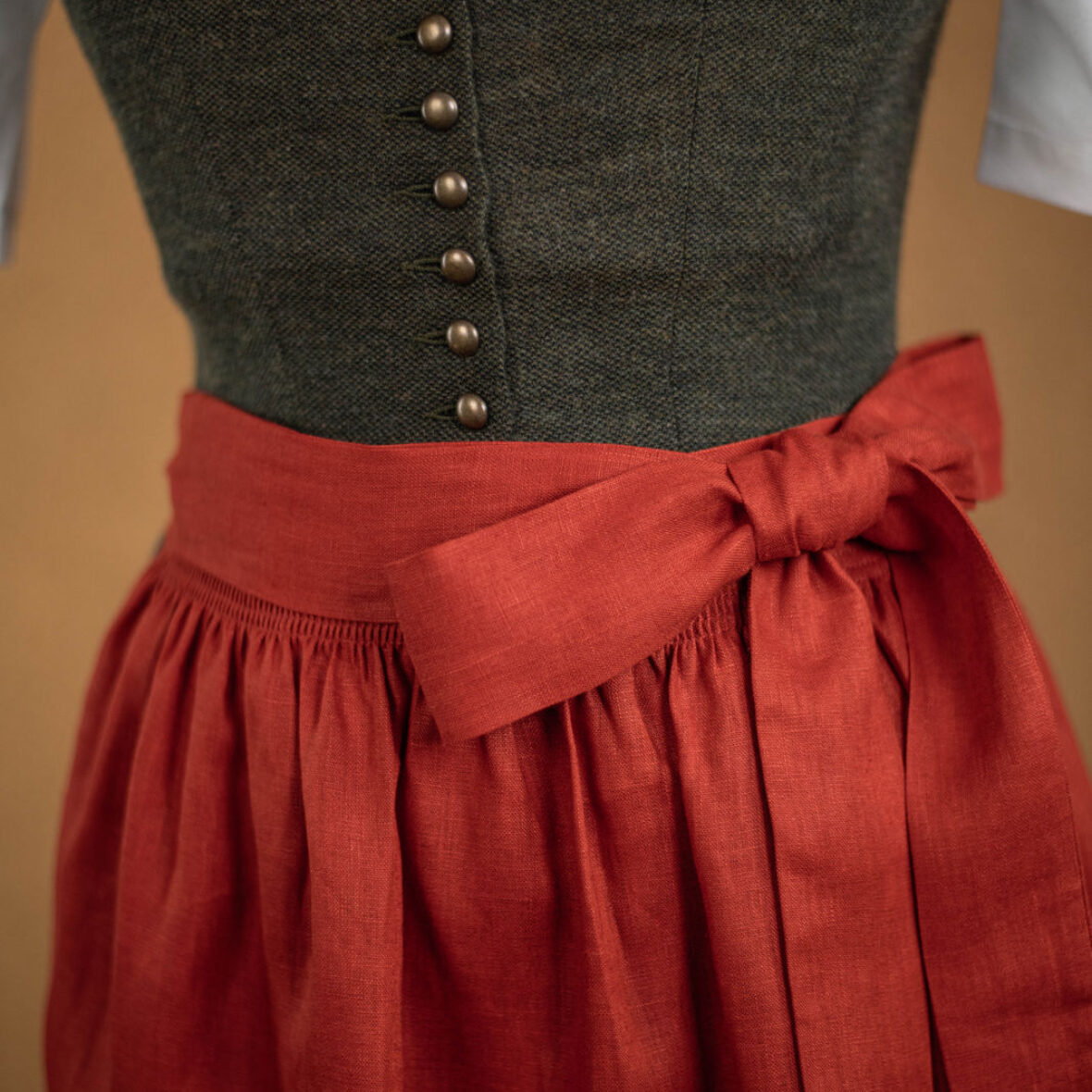 HundSansScho Dirndlschürze Sommerrot FS01K