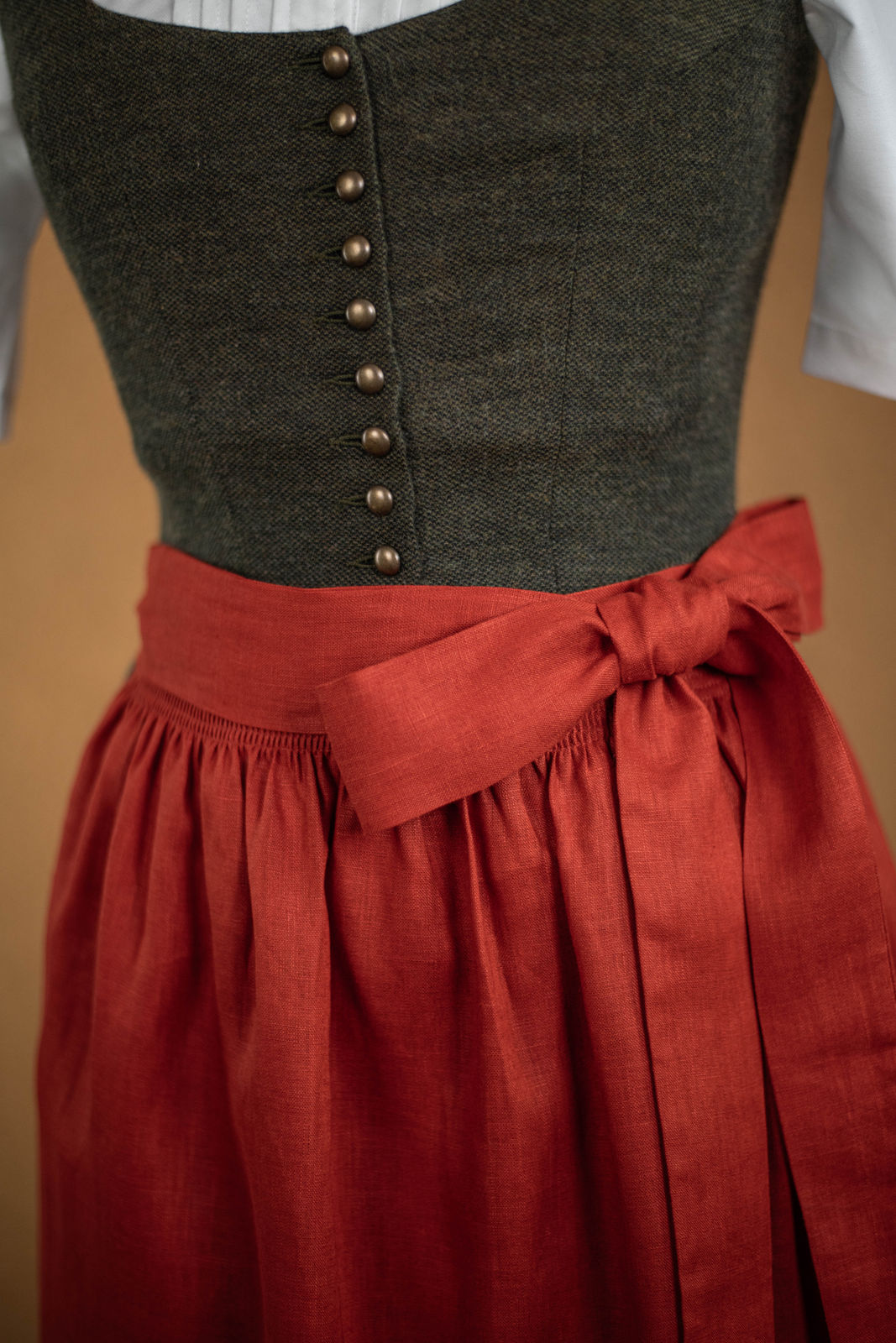 HundSansScho Dirndlschürze Sommerrot FS01K