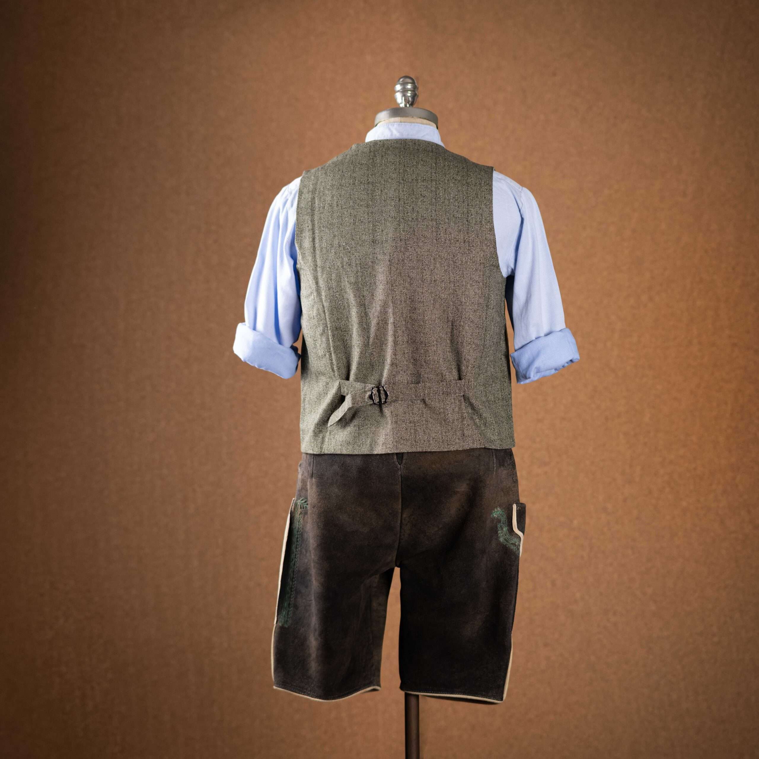 TrachtenwesteTaupeHundSansScho1