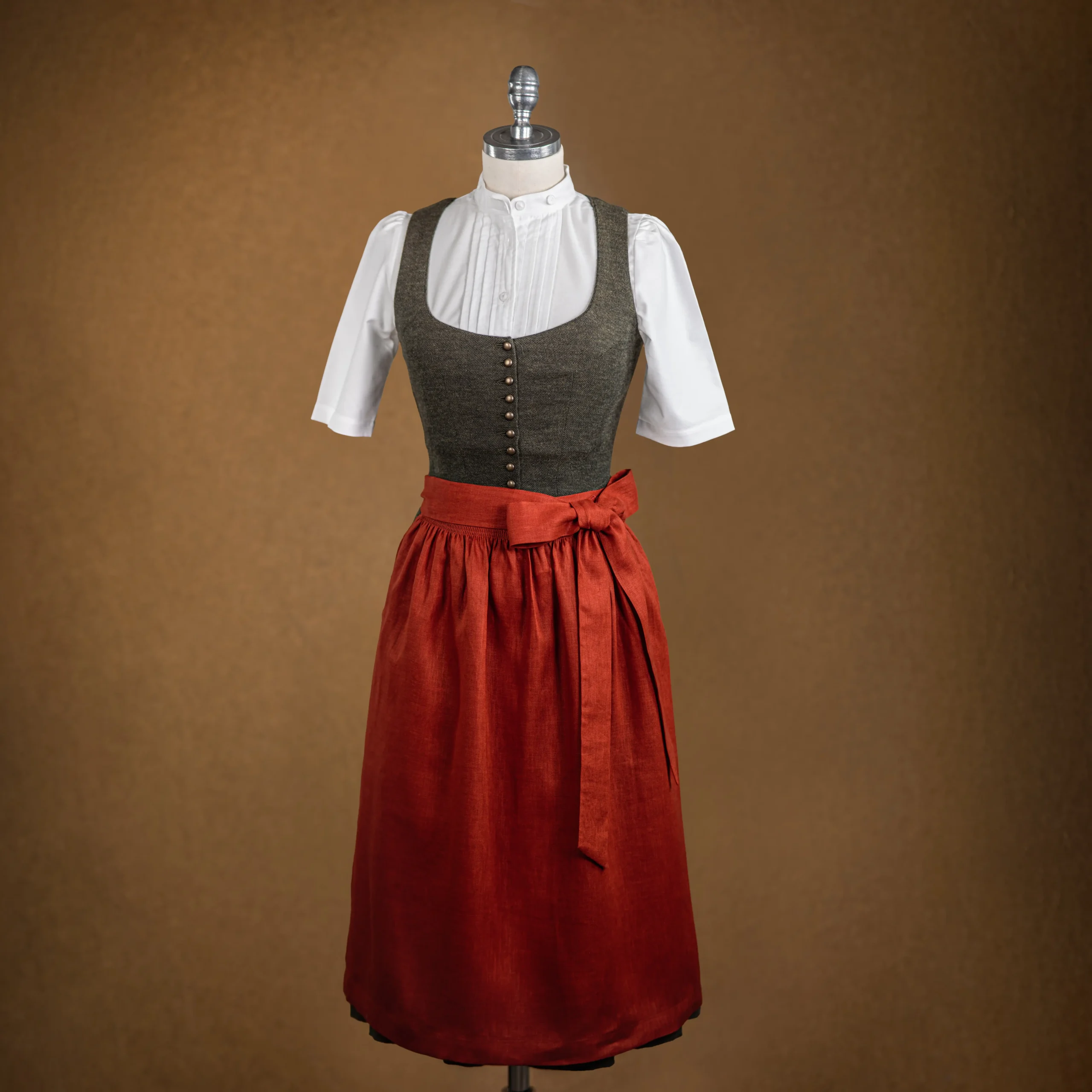 HundSansScho Dirndlschürze Leinen sommerrot 21 Dirndlschuerze rot Kopie scaled