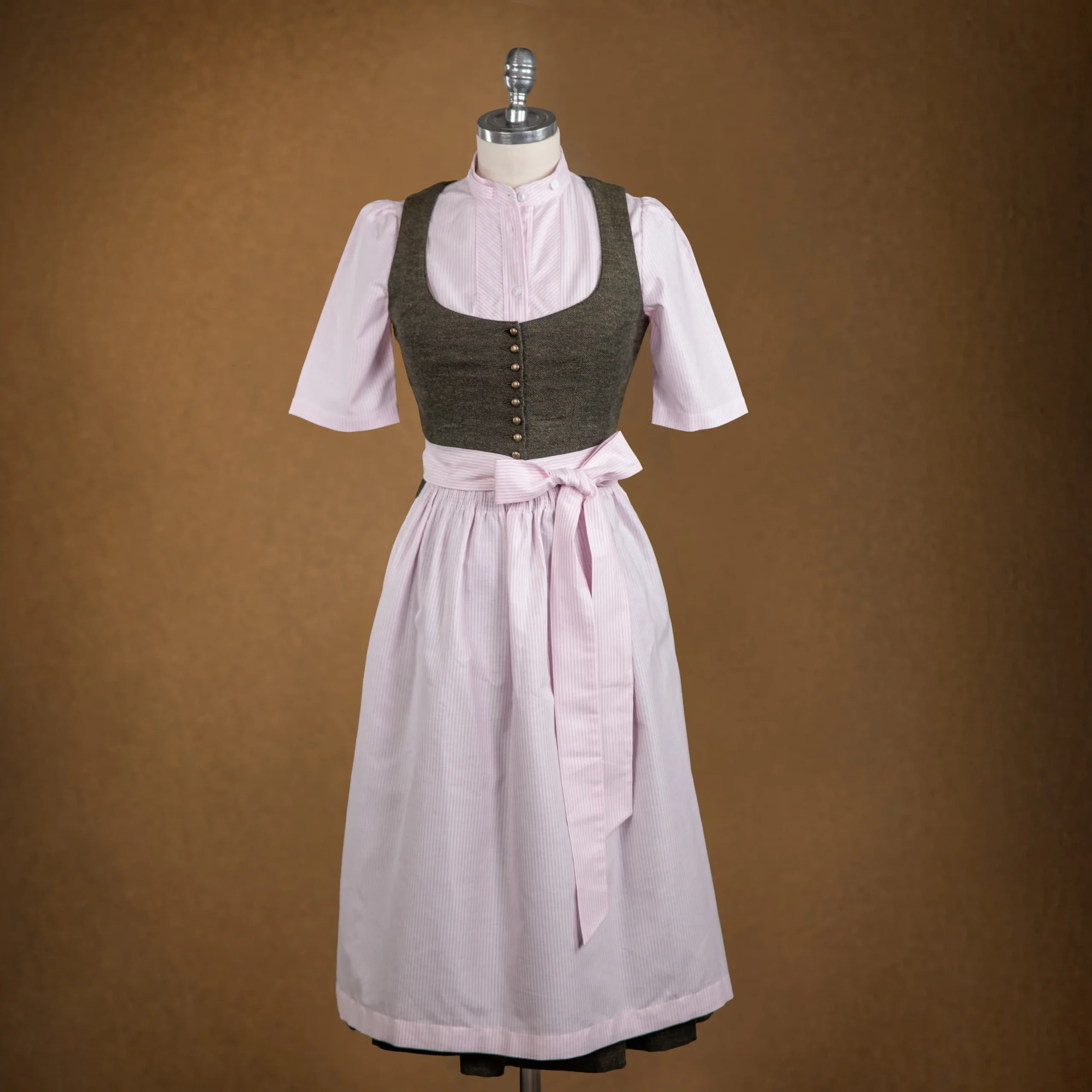 HundSansScho Dirndlschürze weiß-rosa 32 Dirndlschuerze weiss rosa gestreift Kopie 1 scaled
