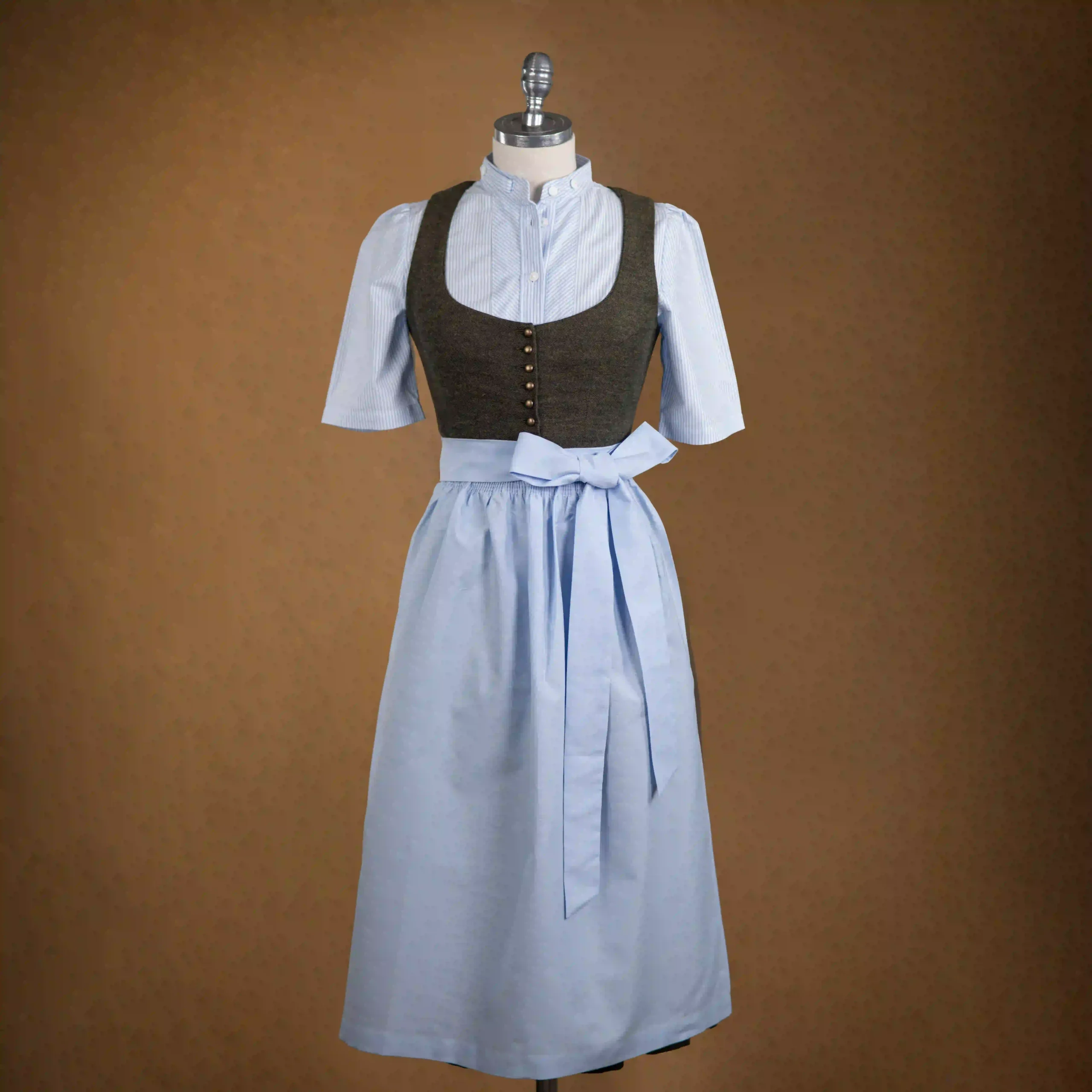 HundSansScho Dirndlschürze Oxford blau 60 Dirndlschuerze hellblau Kopie scaled