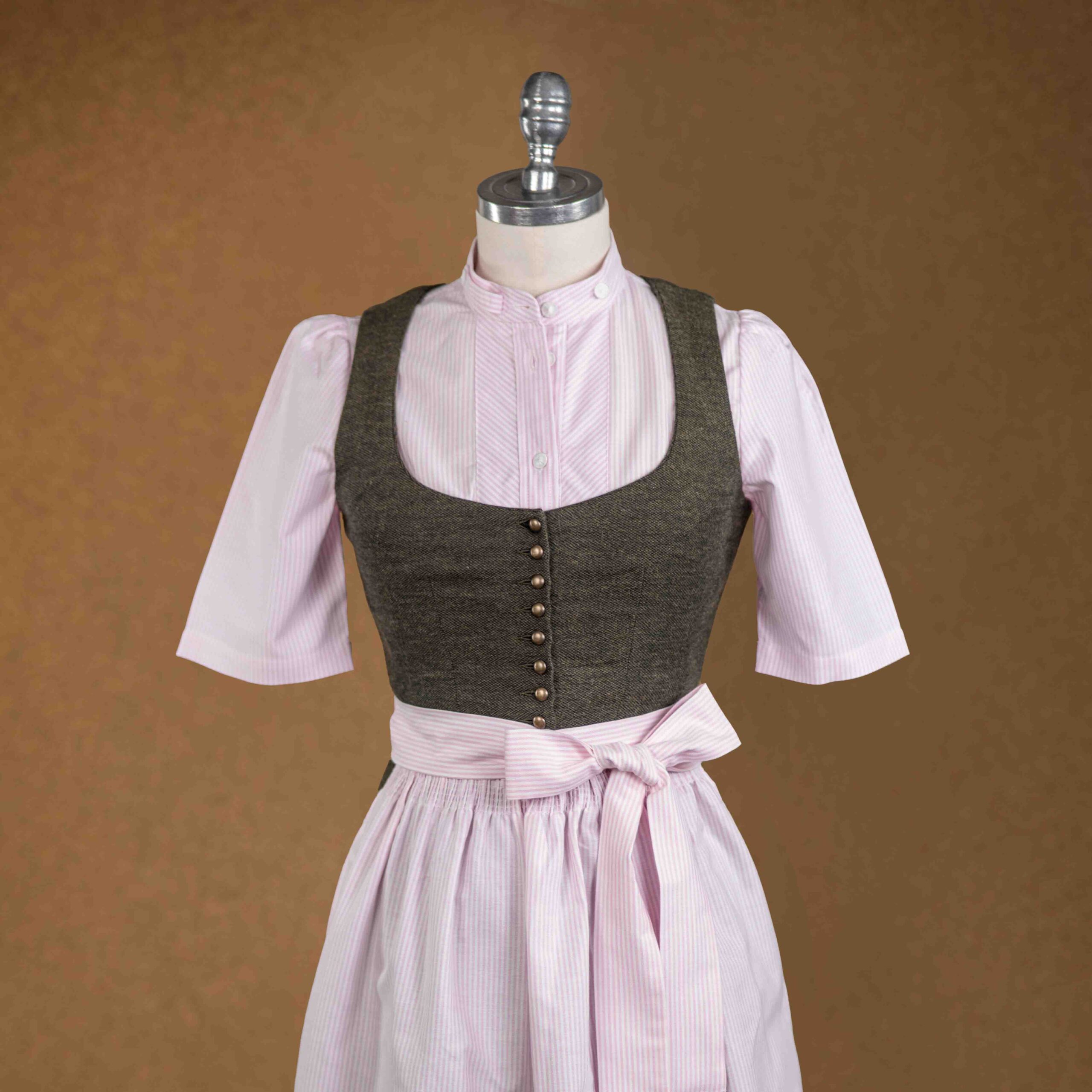 FC02K_weiss-rosa_Hund_sans-Scho_dirndlbluse-6 FC02K weiss rosa Hund sans Scho dirndlbluse 6 scaled
