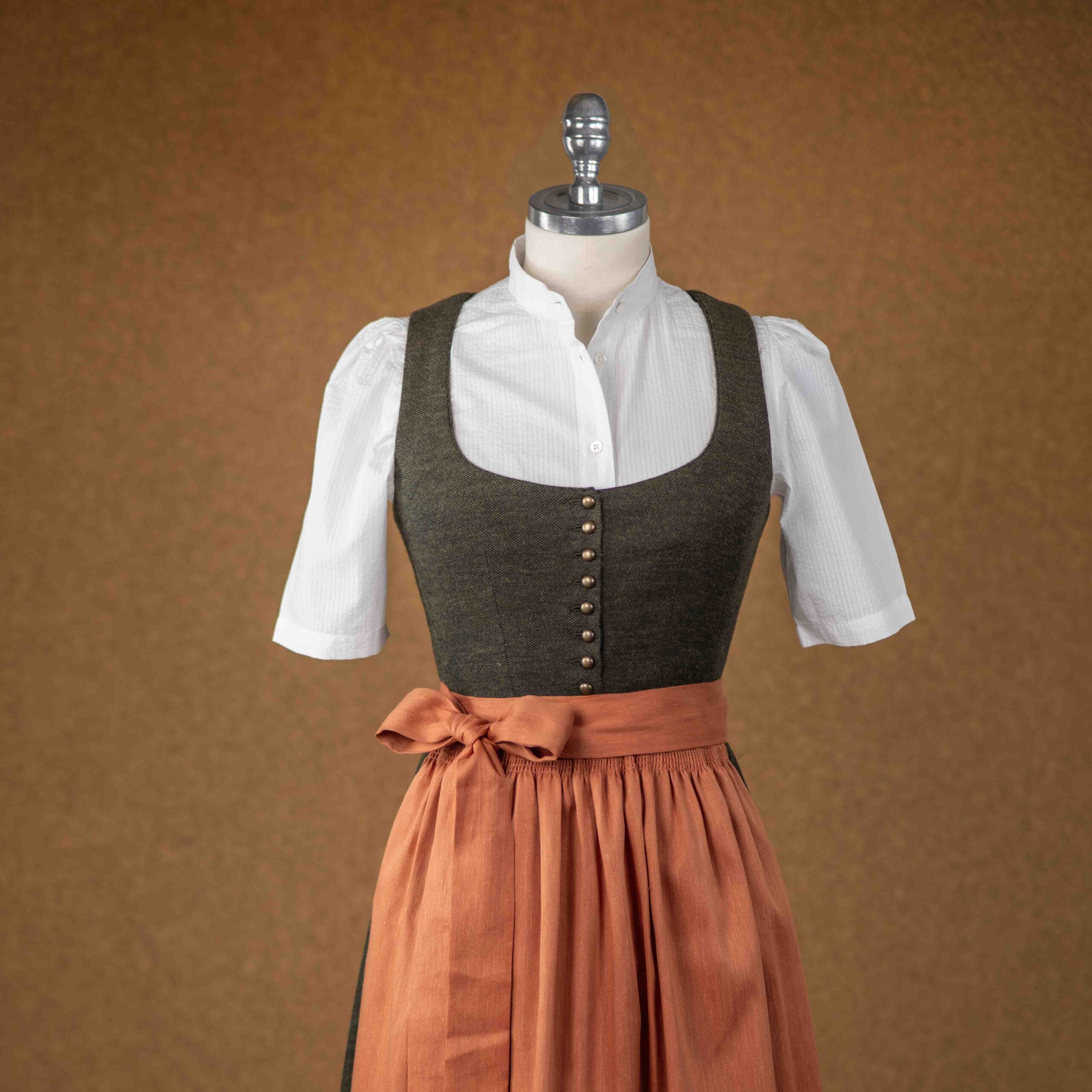FCD19K_Hund_sans-Scho_dirndlbluse FCD19K Hund sans Scho dirndlbluse scaled