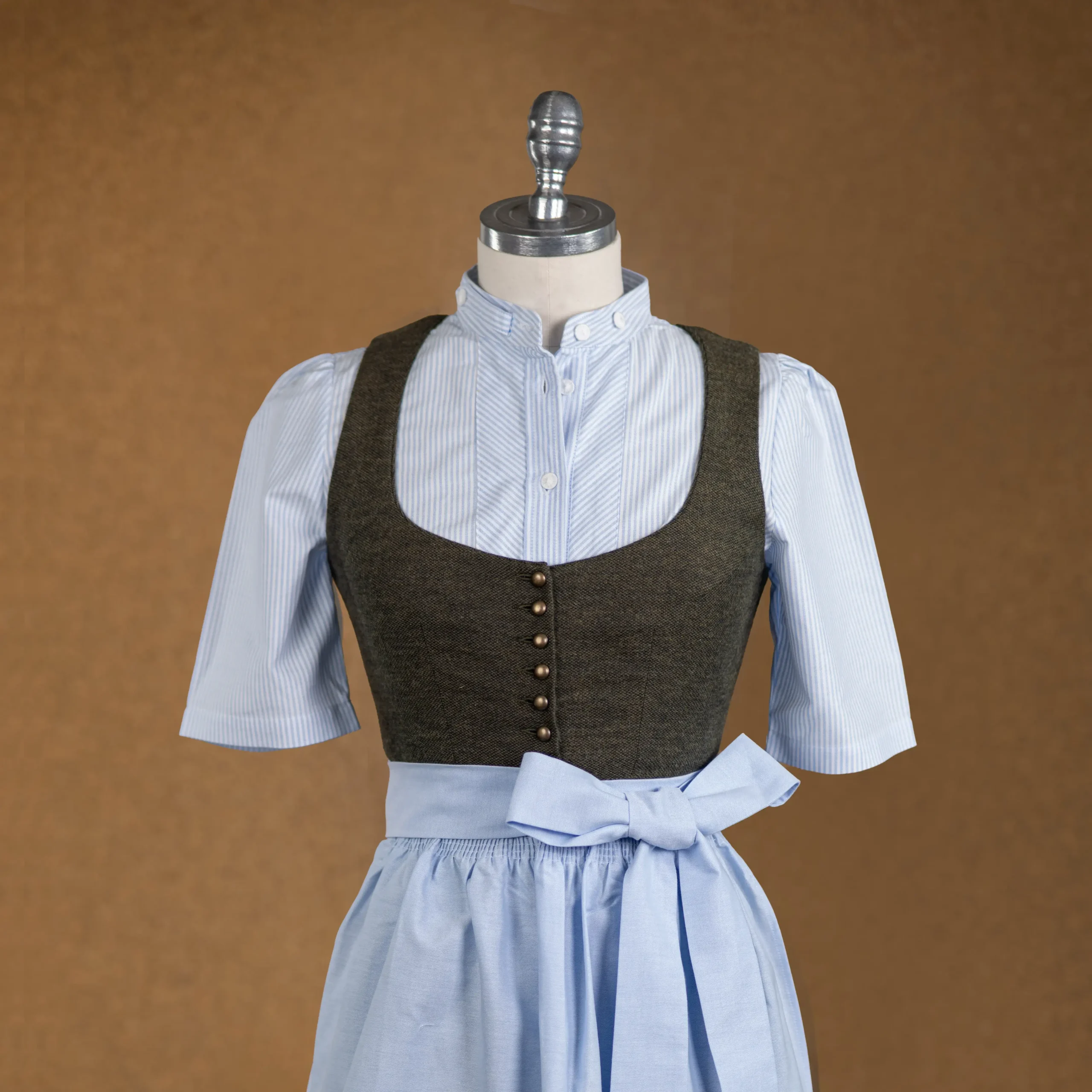 FS02K_dirndlbluse_weiss-blau_hund_sans_scho FS02K dirndlbluse weiss blau hund sans scho scaled